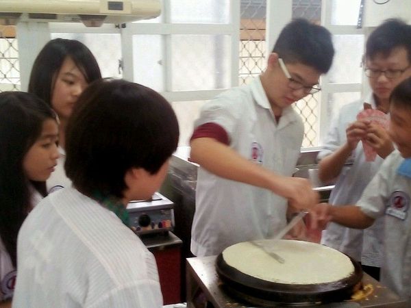 畫好圓圈，等待麵糊乾。T字棒使用完要浸水，去除棒上多餘的麵糊。