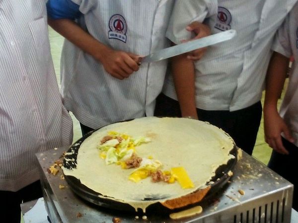 鹹口味，料要集中放上半部，鋪上材料，起司一片可切四等分，生菜切絲，玉米要瀝水，鮪魚要瀝油，沙拉剪小口擠上，最後灑上粗粒黑胡椒。