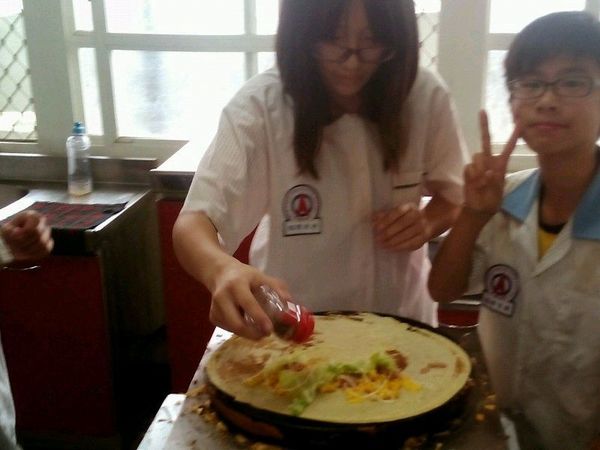 等到可麗餅邊緣微微翹起，餅皮略變色，即可對摺捲起。