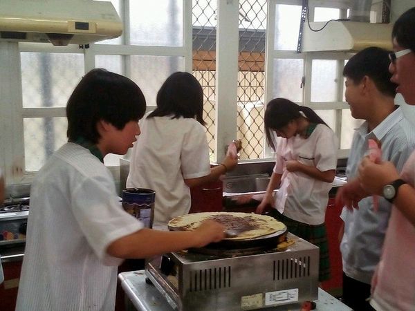 錯誤示範：巧克力醬不用錢，努力塗啊！哈哈😄最後再灑上滿天星！！