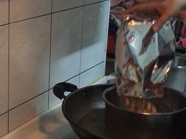 鍋子隔水加熱 
放入少許奶油
融化
加入棉花糖 攪拌均勻
再放入五彩球