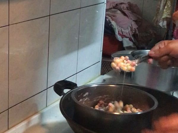 這裡開始有點難攪拌 
還是盡量每顆都沾到棉花糖