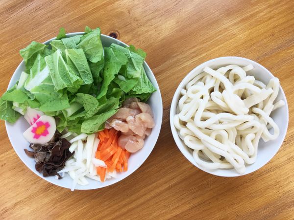 將蔬菜洗淨，紅蘿蔔切絲、洋蔥及小白菜切段