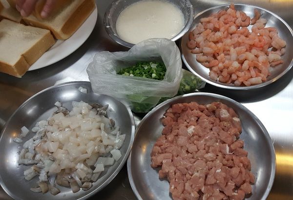 豬肉切丁，蝦仁切粒狀及中卷切粒狀先川燙一下備用。