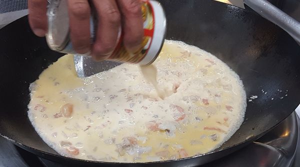 再倒入奶水攪勻煮滾後