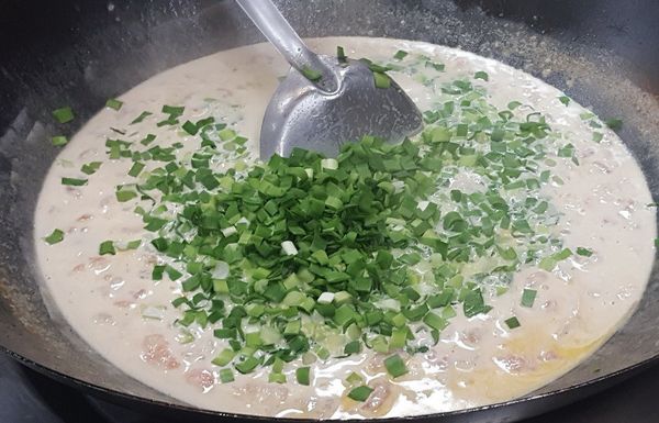 放入韭菜末,再慢慢分次放麵粉水, 一邊調勻調到自己想要的濃度即關火