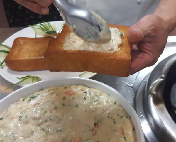 將濃湯盛入香酥的土司中間