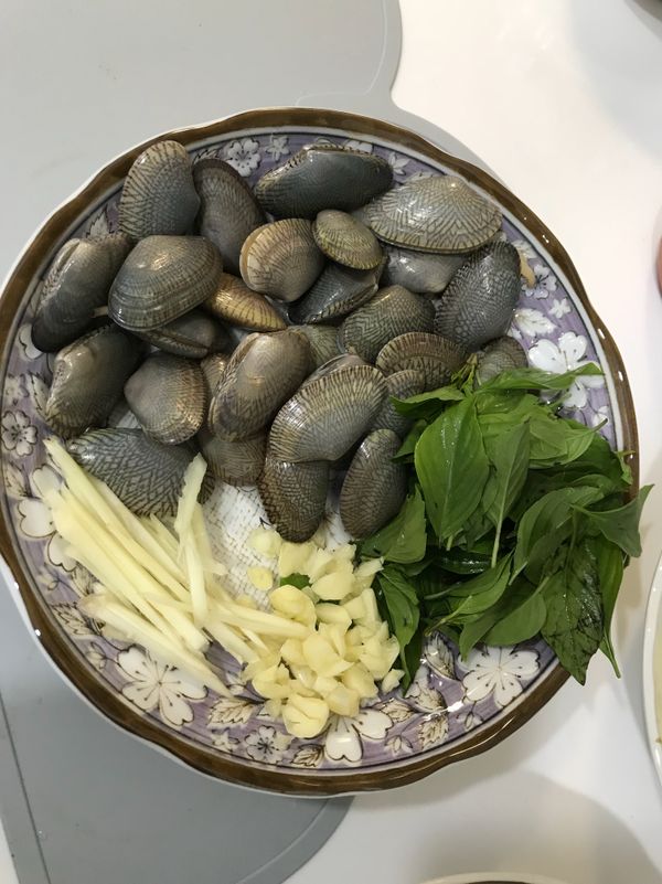 蒜頭切末、薑切絲。