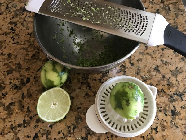 青檸洗乾淨，擦出皮屑，然後擠出檸檬汁。