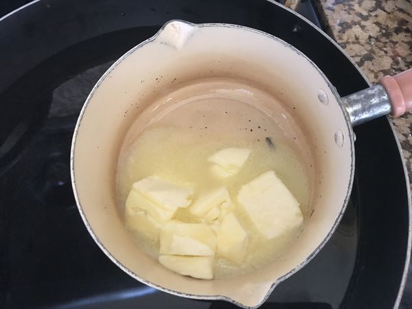 奶油切小塊，隔水溶解成液狀。