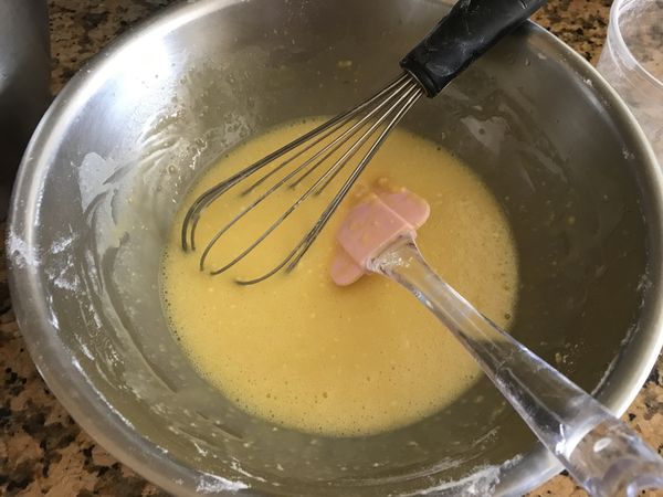 加入檸檬汁及篩入高筋麵粉拌勻。