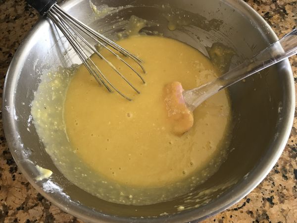 加入杏仁粉及檸檬皮屑拌勻。