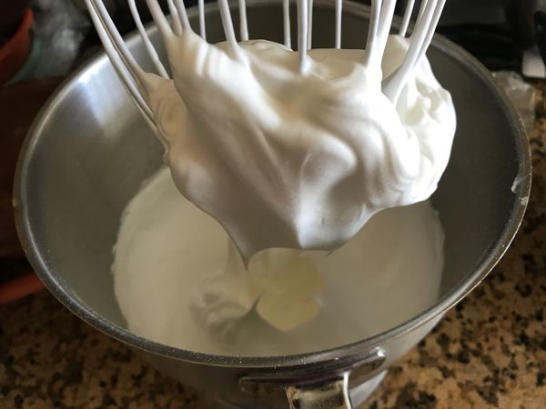 蛋白和40g的糖粉打發。