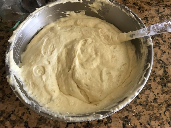 蛋白分兩次和蛋黃麵糊拌勻。