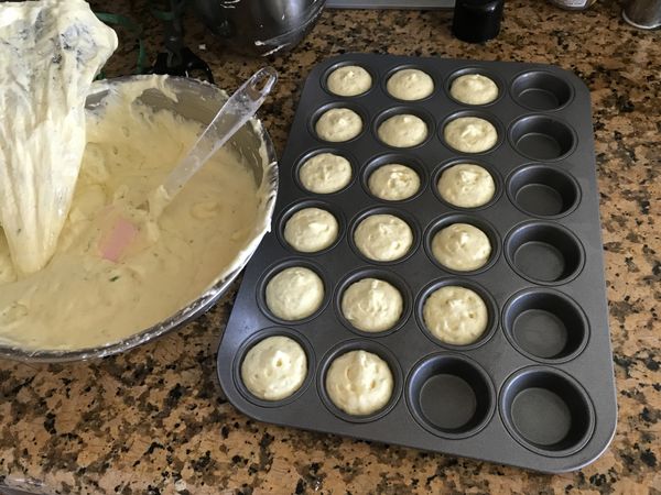 裝入擠花袋，擠入約4公分直徑的小模型中。