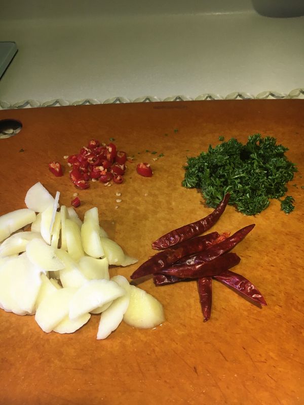 材料：(2人份量)
大蝦 2隻
意粉 160g
蒜頭 3粒(切片)
指天椒 3隻(切圈)
乾辣椒 6隻
白酒 1/4 杯
蕃茜碎 1湯匙
海鹽 適量
黑胡椒 適量
胡椒粉 少許
鷹粟粉 少許
紅椒粉 少許