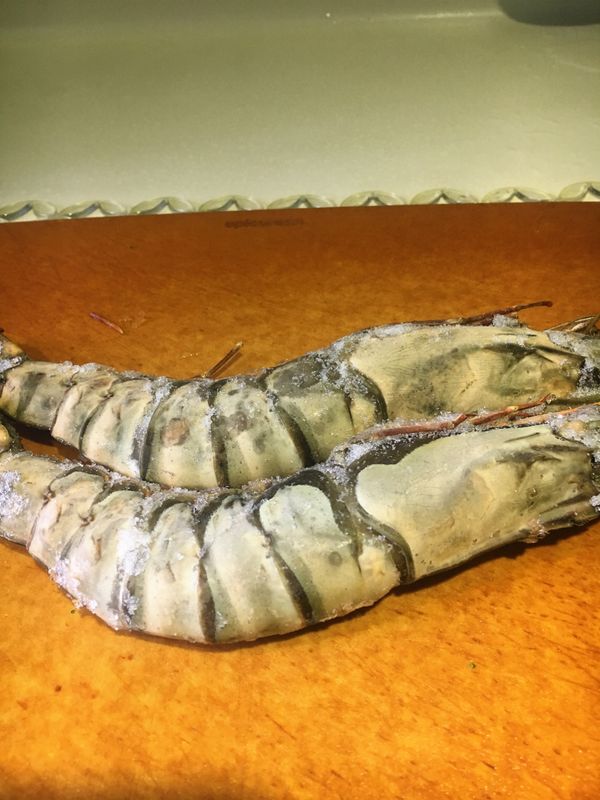 1. 大蝦解凍，洗淨抹乾水份，剪去蝦頭上的閃電，除去蝦身殼留蝦頭及蝦尾(蝦殼留用)，再用小刀將蝦背切開少許把蝦腸除去，用少許胡椒粉及鷹粟粉抺勻蝦身，備用。