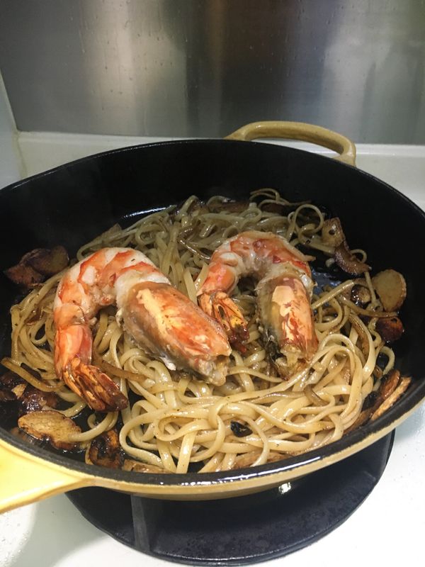 4. 原鑊，中火，炒香蒜片、乾辣椒及指天椒，轉大火，灑上白酒煮至酒精揮發，下意粉炒勻至乾身(可加入少許煮意粉水)，放入大蝦，煮約1分鐘，加入蕃茜炒勻，熄火，灑上海鹽、黑胡椒及紅椒粉調味，即成。