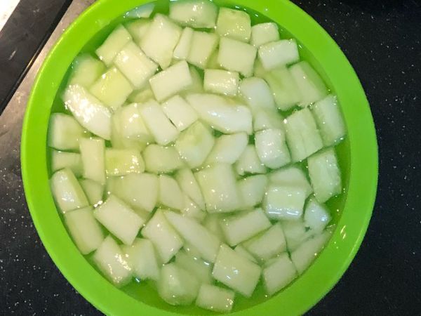 大黃瓜 削皮去籽 切丁
灑鹽（約兩小匙）
冰冰箱