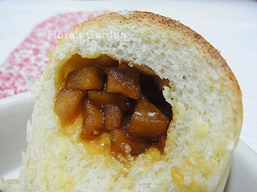 我烤15分鐘，表面上色了點，應該可以再減1~2分鐘。
上色的部分隔天吃，口感稍微脆硬，但底部的麵糰仍然非常濕潤柔軟。
餡料也可以自由變化~卡士達醬、巧克力醬、紅豆等都好吃。