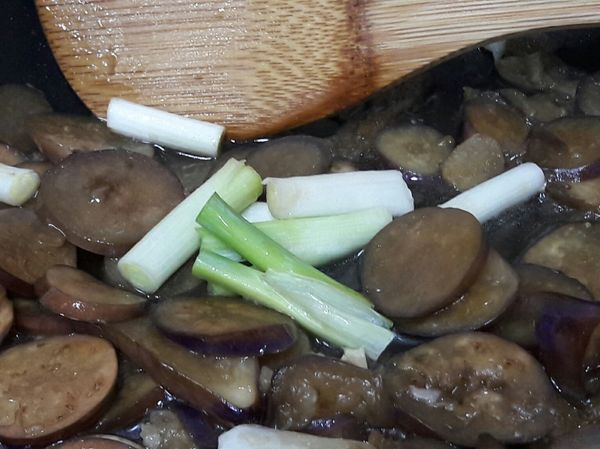 蔥白也加入一起燒煮。