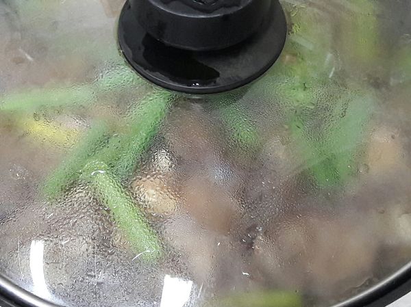 起鍋前加入蔥綠，蓋上蓋子悶一分鐘即可開蓋起鍋。