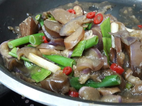 喜愛吃辣的人在拌炒茄子時即可下辣椒一起炒出辣油。

不吃辣的人在起鍋前，再加辣椒與蔥綠一起悶煮一下就好。