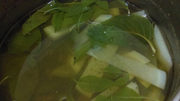 熄火。
放涼即可食用。


湯可以作為茶喝，喝起來有點薄荷的涼感，可以防中暑。