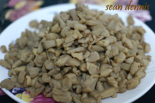 先把買回來的蘿蔔乾清洗後泡水,泡水時間不一定,直到試吃後不會太鹹即可下乾鍋煸炒(中火,時間約5-10分鍾),煸炒至蘿蔔乾水份減少微微焦香,會有蘿蔔香味飄出來即可呈盤備用(詳細做法可參閱蔭鼓辣炒蘿蔔乾)