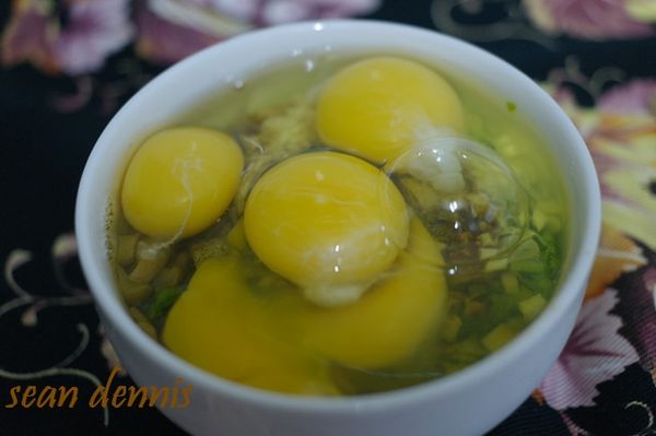 取一容器放入蘿蔔乾.蛋.蔥花.白胡椒粉.鹽.醬油膏