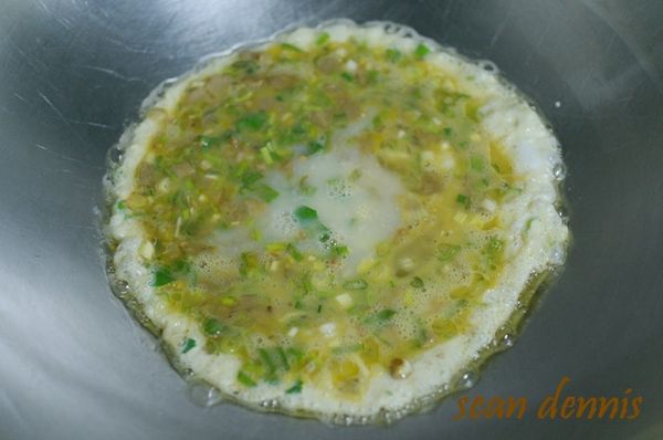 快速倒入混合蛋液(太慢的話油溫升高冒煙會破壞油的品質,初學者建議全都用沙拉油較好操作耐高溫)