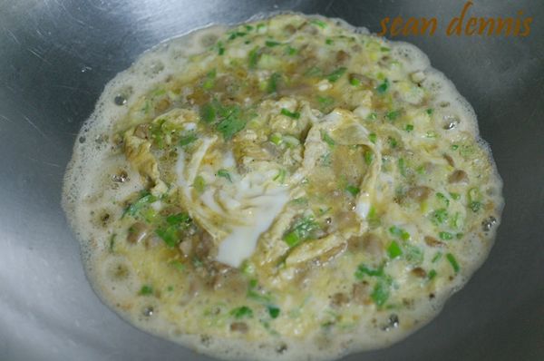 約3-5分鐘打開鍋蓋看蛋表面都熟了,和用鍋鏟翻一下鍋底那一面看上色了沒有,如果上色了就可以準備翻面了(翻面也有難度)