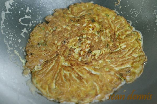 翻面後轉中火再等1分鍾就完全熟了(另外一面如果也想要酥香酥香就要把火轉小火,時間約3-4分鍾而且還要再補一點油)