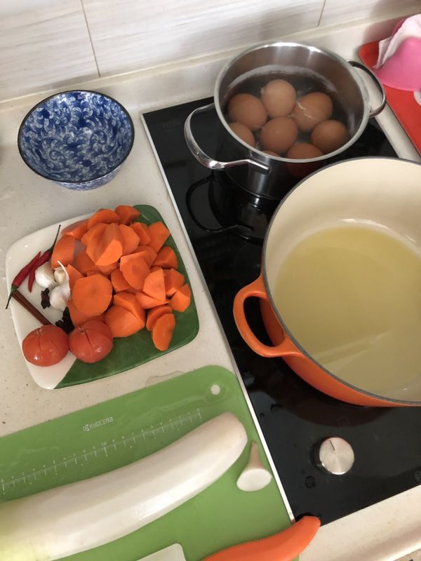 因為沒有肉，但是胡蘿蔔和番茄需要油，
所以就從熱鍋和煮雞蛋開始，
並將食材洗淨及切成滾刀塊。