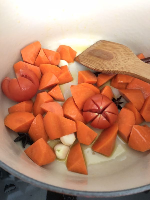 油熱後，將[香料]加入鍋中爆香，
並加入胡蘿蔔和番茄，稍微炒軟。