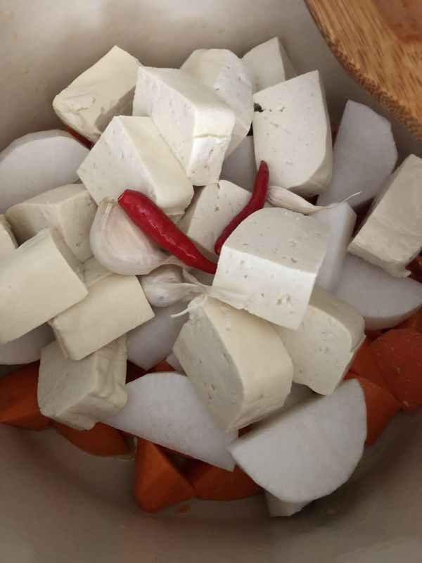 接著加入其他[滷料]。
並加入[滷汁]。