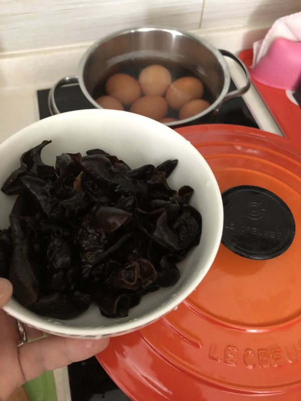 黑木耳泡好，也加入鍋中。