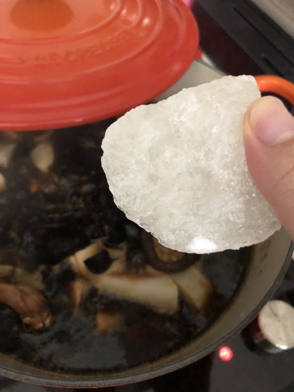 帶煮開後，加入冰糖。