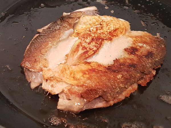 中小火煎到皮不沾鍋翻面