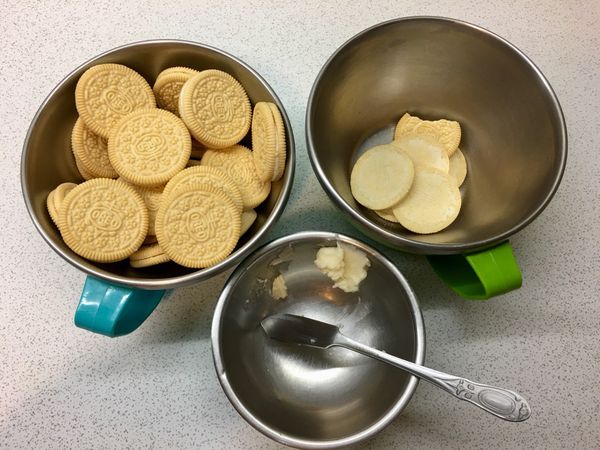 將OREO剝開後
餡料取出