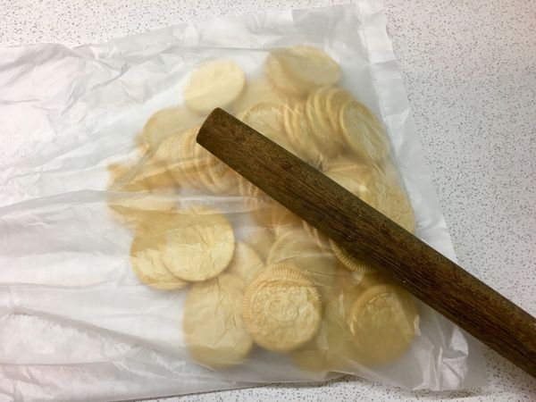 餅乾部份敲碎後