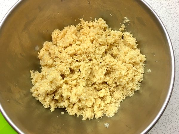 《金頂作法》
將細末和奶油及糖搓成細粒後
入冰箱冷藏備用