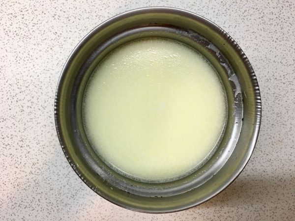 牛奶可用奶粉代替
100g牛奶可用如下比例
《10g奶粉：90g水》
將奶粉和溫水攪拌均勻後備用