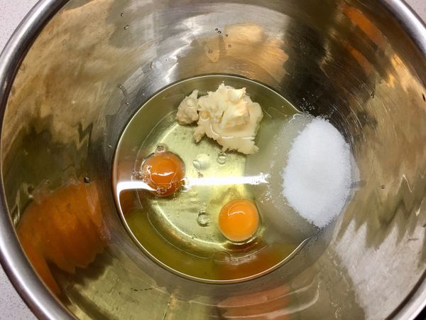 將油 蛋 糖 OREO刮下餡放入盆中