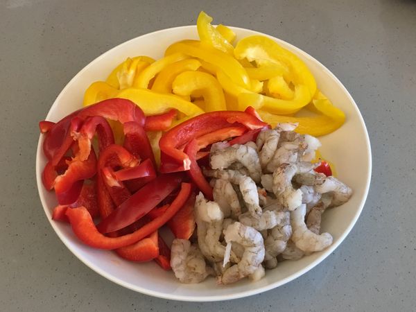 將彩椒洗淨切段，蝦仁去腸泥