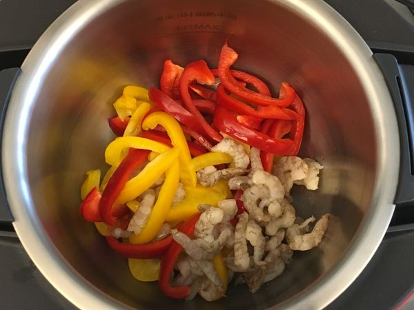 將彩椒、蝦仁依序放入SHARP O水鍋