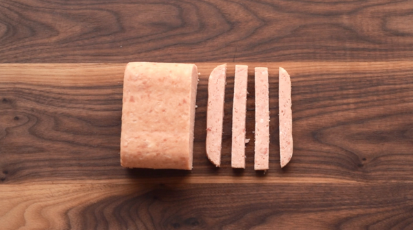 午餐肉切條，朝天椒切碎