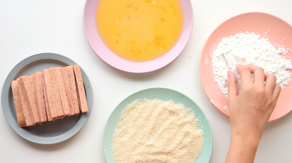 把午餐肉炸至金黃，把油瀝乾備用