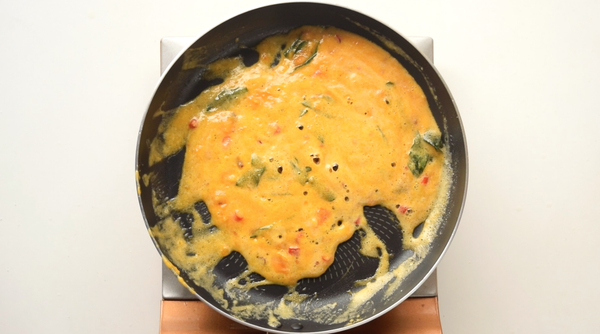 平底鍋倒入少許油，加入咖喱葉和朝天椒稍微炒香，加入奶油和鹹蛋小火炒至起泡