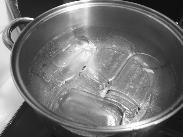 準備空瓶煮沸烘乾殺菌